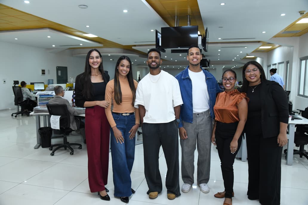 David Lewis ty Rafael Tejada durante su visita a Listín Diario, junto a las periodistas Branyely Alfonso, Yarina Núñez, Rosa Luna y Yari Araujo.