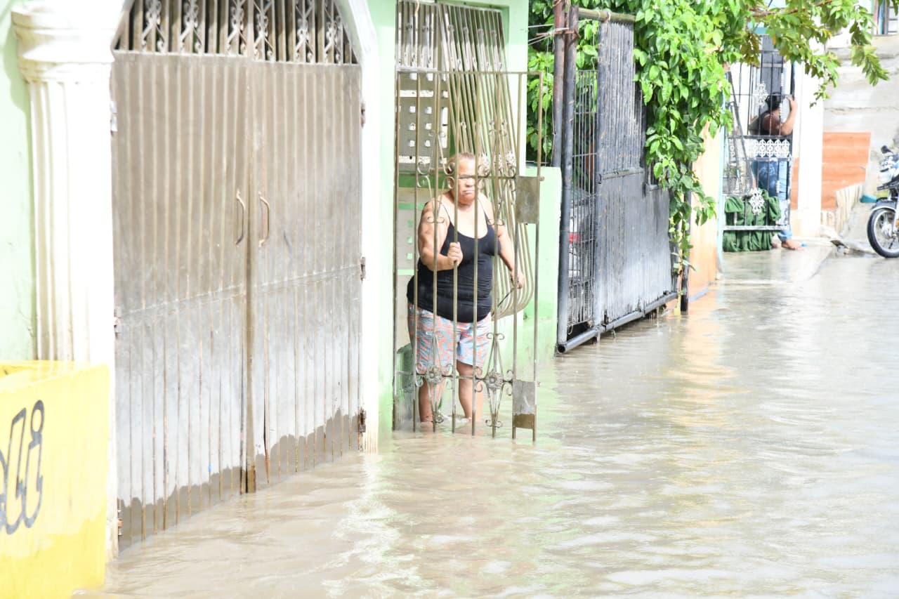 Mayra Altagracia Díaz, quien vive justo al frente del estanque de agua acumulada.
