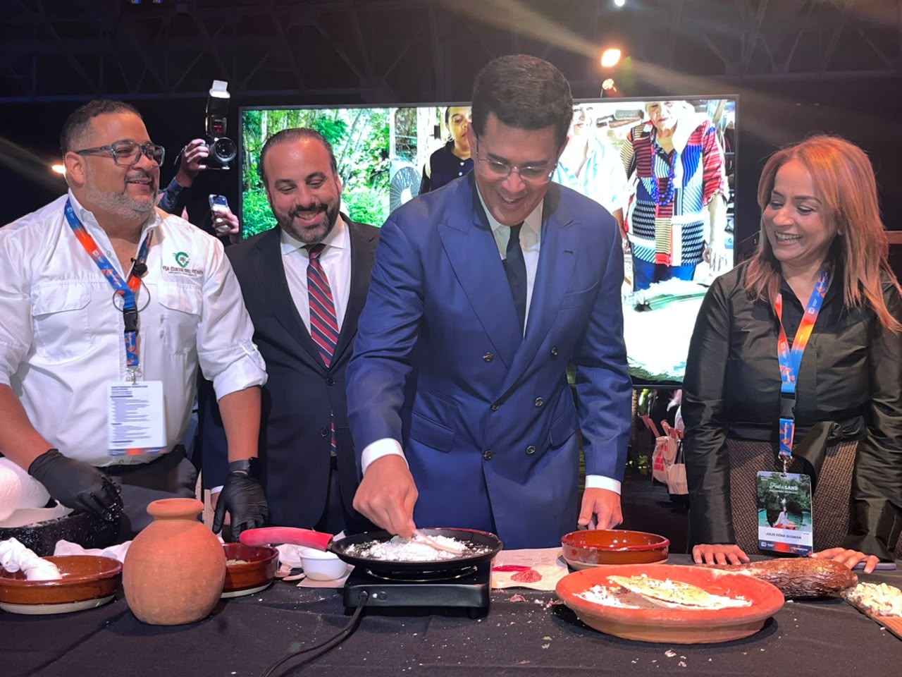 David Collado realizando promoción del casabe.