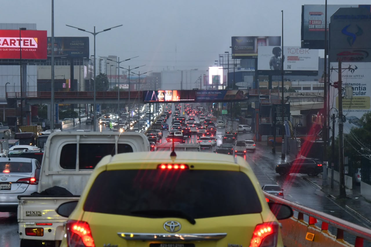 Las lluvias causaron largos entaponientos en las principales avenidas
