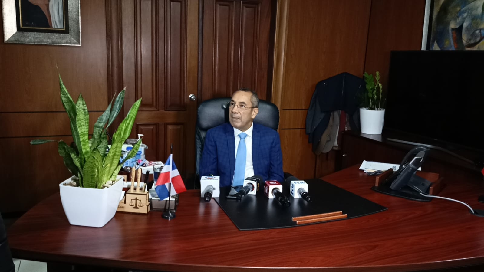 Exservidores públicos cuestionan montos recibidos en la entrega de fondos de INAVI